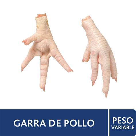 Ilustración o foto de patas de pollo limpiándose y blanqueándose en agua