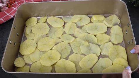 Patatas en rodajas en bandeja de horno