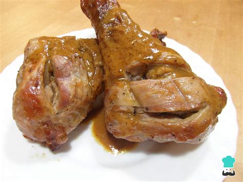 Foto de muslos de pavo a la parrilla dorados y jugosos