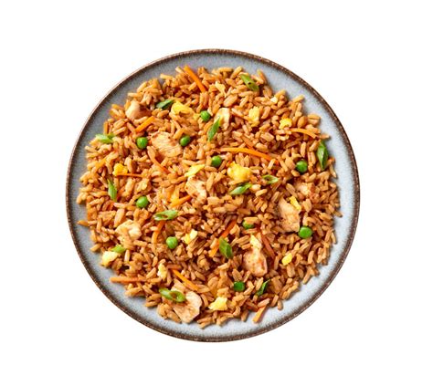 Plato de arroz salvaje frito con pollo, bimi y especias