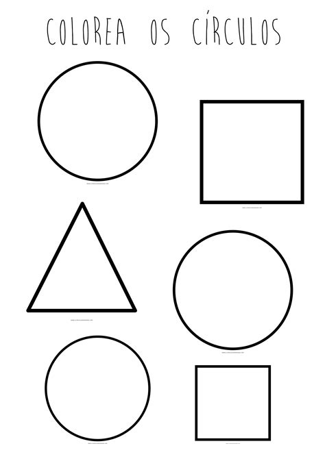 Dibujo de un óvalo con un círculo y formas triangulares encima para las hojas de la piña
