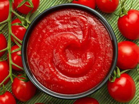 Esquema visual que compara la duración de la salsa de tomate casera y comercial en la nevera
