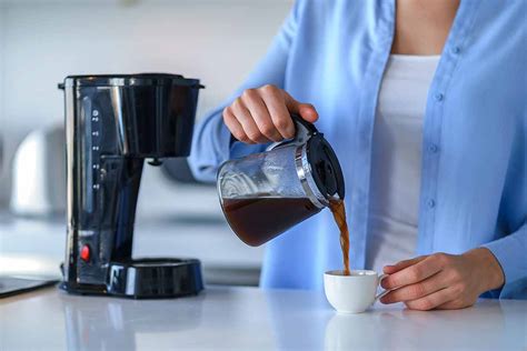 Persona preparando café en casa con cafetera de goteo manual