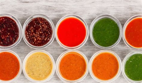 Infografía comparativa de texturas y colores de salsas de tomate caseras.