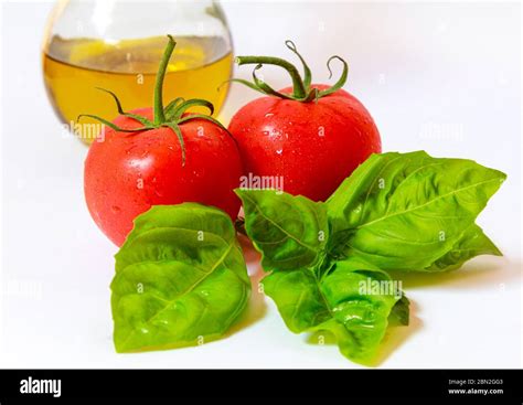 Fotografía de los ingredientes frescos: tomates maduros, cebolla, ajos y aceite de oliva.