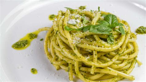 Plato de pasta artesanal servido con albahaca fresca y toque gourmet