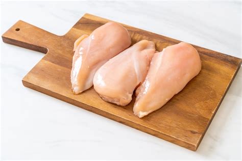Foto de pechugas de pollo crudas y limpias sobre una tabla
