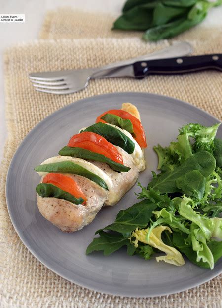 Pechuga de pollo Hasselback Caprese recién horneada