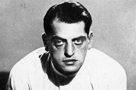Fotografía de Luis Buñuel recibiendo un premio en Cannes