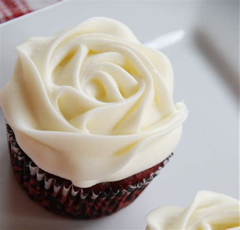 Cupcakes decorados con buttercream de chocolate blanco y queso crema