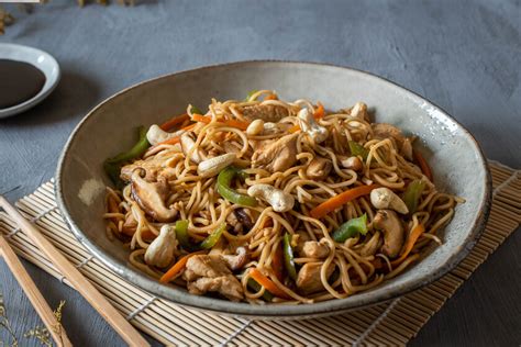 Plato de Yakisoba con pollo y verduras