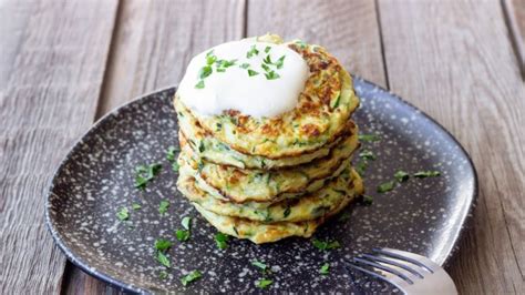 Plato de tortitas de espinacas con una salsa blanca de yogur