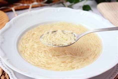 foto de fideos de arroz crujientes decorando un plato