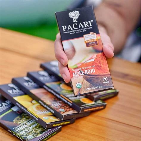 Imagen de una selección de tabletas de chocolate Pacari con diferentes sabores