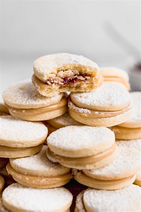Alfajores con relleno de frambuesa