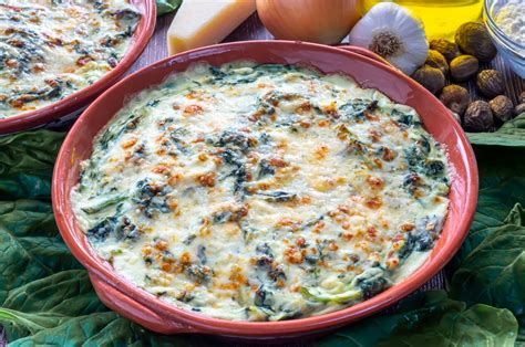 foto de gratinado de espinacas con huevos y bechamel recién salido del horno