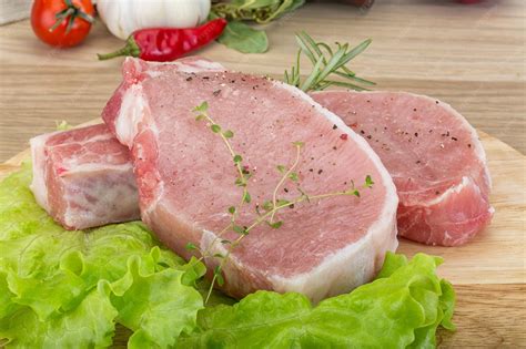 Foto temática de un corte de carne de cerdo cruda en una tabla de cortar