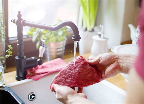 Esquema de la dispersión de bacterias al lavar la carne bajo el grifo