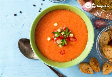 Plato de gazpacho andaluz tradicional, fresco y vibrante con guarnición