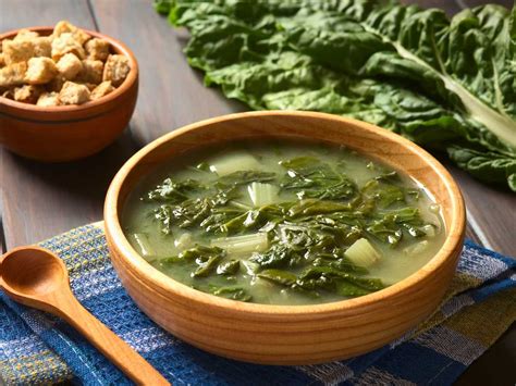Sopa de acelgas y patatas en un bol, con picatostes