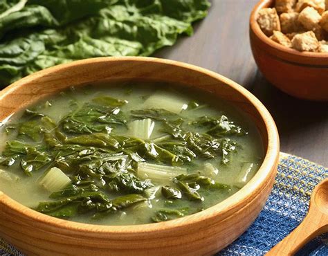 Ingredientes frescos para la sopa de acelgas y patatas: acelgas, patatas, zanahorias, cebolla