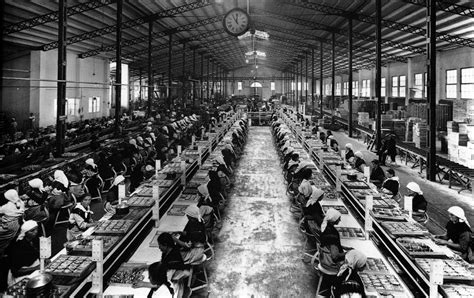 Fotografía antigua de una fábrica de dulces navideños.