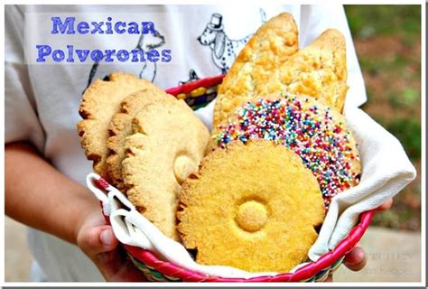 Variedad de polvorones mexicanos con diferentes formas y colores.