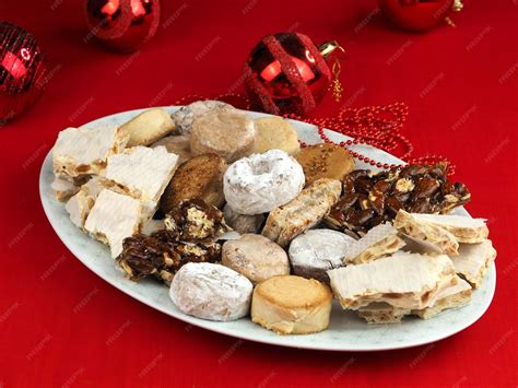 Imagen de una bandeja navideña con diversos dulces, incluyendo polvorones.