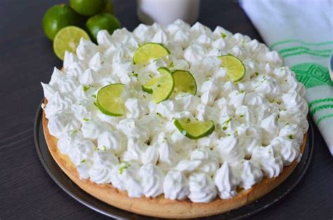 Fotografía profesional de un pie de limón vegano con merengue firme y corte perfecto