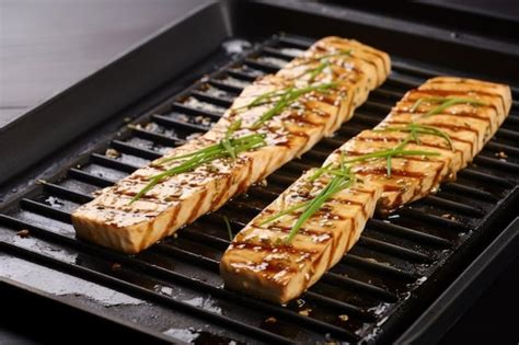 Detalle de dados de tofu marinados listos para ser cocinados.