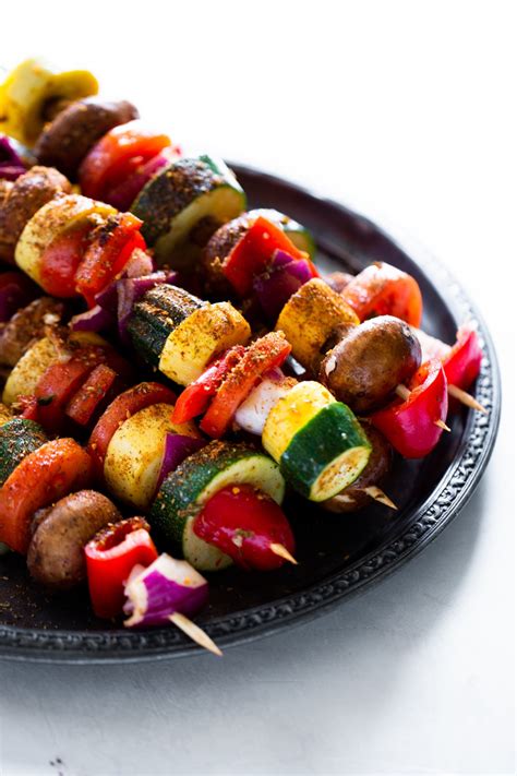Brochetas coloridas de verduras asadas a la parrilla.