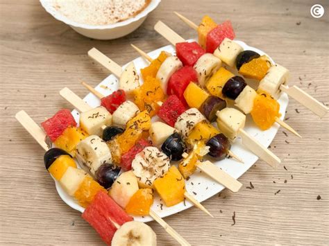 Brochetas vibrantes de frutas frescas de verano.