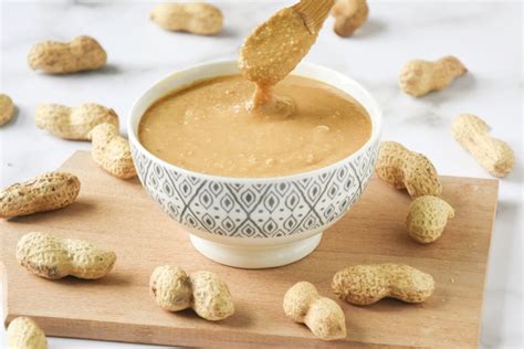 Cuenco con salsa de cacahuete y palillos