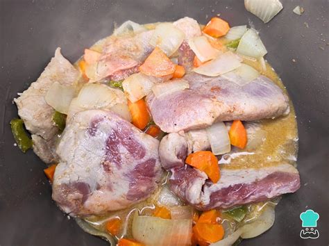 Plato de pulpa de cerdo al jugo con guarnición de puré y verduras