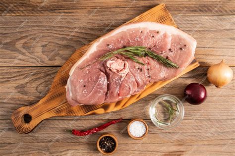 Pulpa de cerdo marinándose en un recipiente