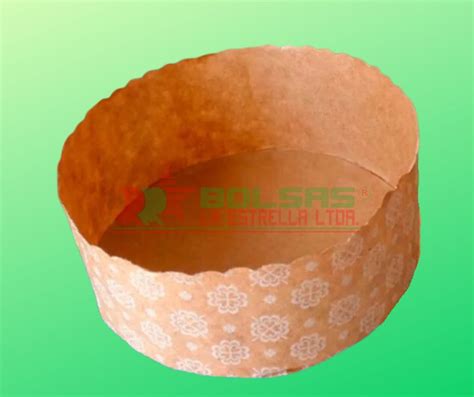 Molde para pan de pascua relleno con la masa y listo para hornear.