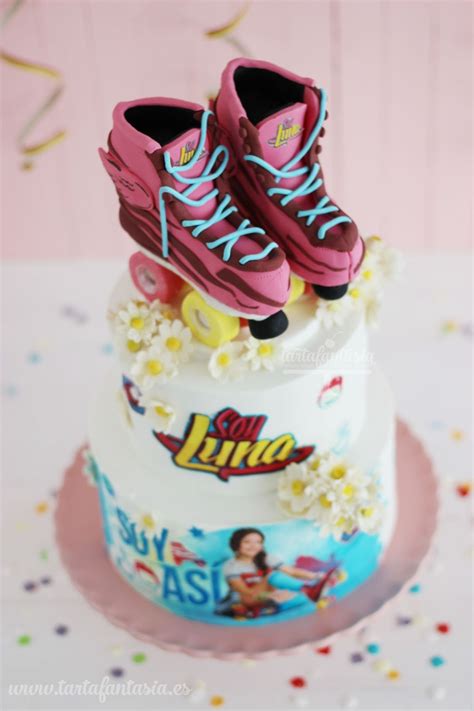 Fotografía de patines de fondant de Soy Luna terminados sobre una torta
