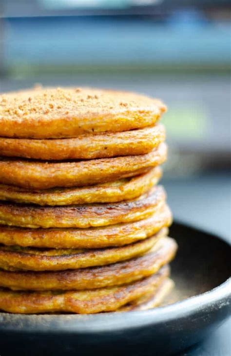 Imagen de panqueques de calabaza veganos, adornados con canela