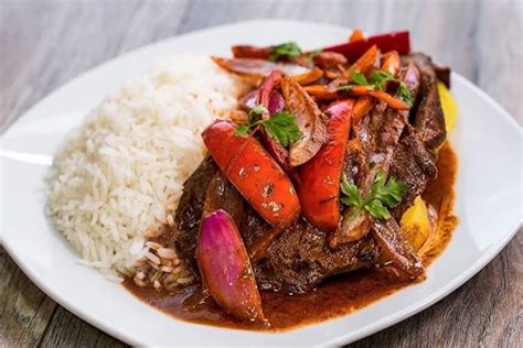 Foto de primer plano de hígado encebollado con cebollas caramelizadas y guarnición de arroz