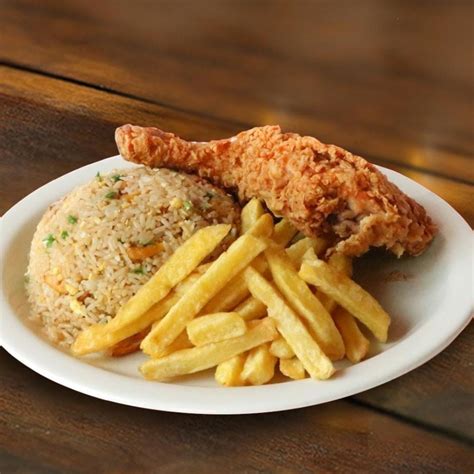 Plato de pollo a la mostaza con papas fritas y arroz, vista general