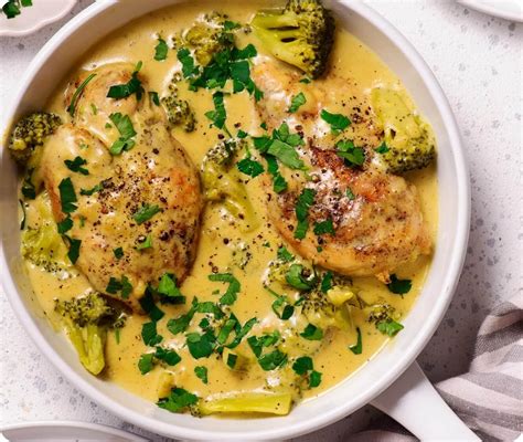 Pollo a la mostaza gratinado en una fuente de horno