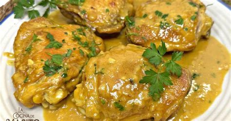 Pollo en sartén con salsa de mostaza y vino