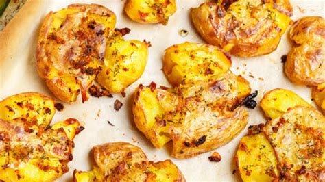 Papas asadas aplastadas con hierbas aromáticas