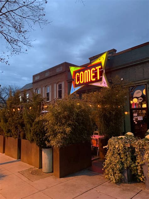 Foto del exterior de la pizzería Comet Ping Pong en Washington D.C.