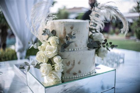 infografía mostrando un pastel de bodas con pisos reales y pisos falsos