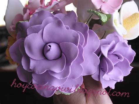 primer plano de flores de azúcar intrincadas en una torta de novios