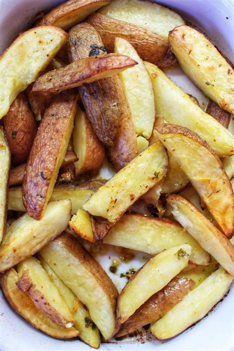 Ilustración de papas rústicas doradas y crujientes en una fuente para horno