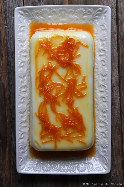 Foto de un postre de maicena con variedad de toppings coloridos