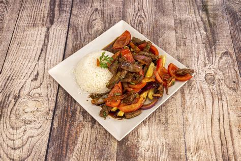 Foto: pizza de Lomo Saltado con trozos de carne y verduras