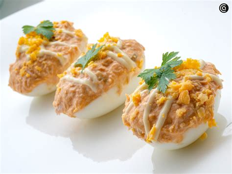 Plato de huevos rellenos clásicos con bonito y pimiento